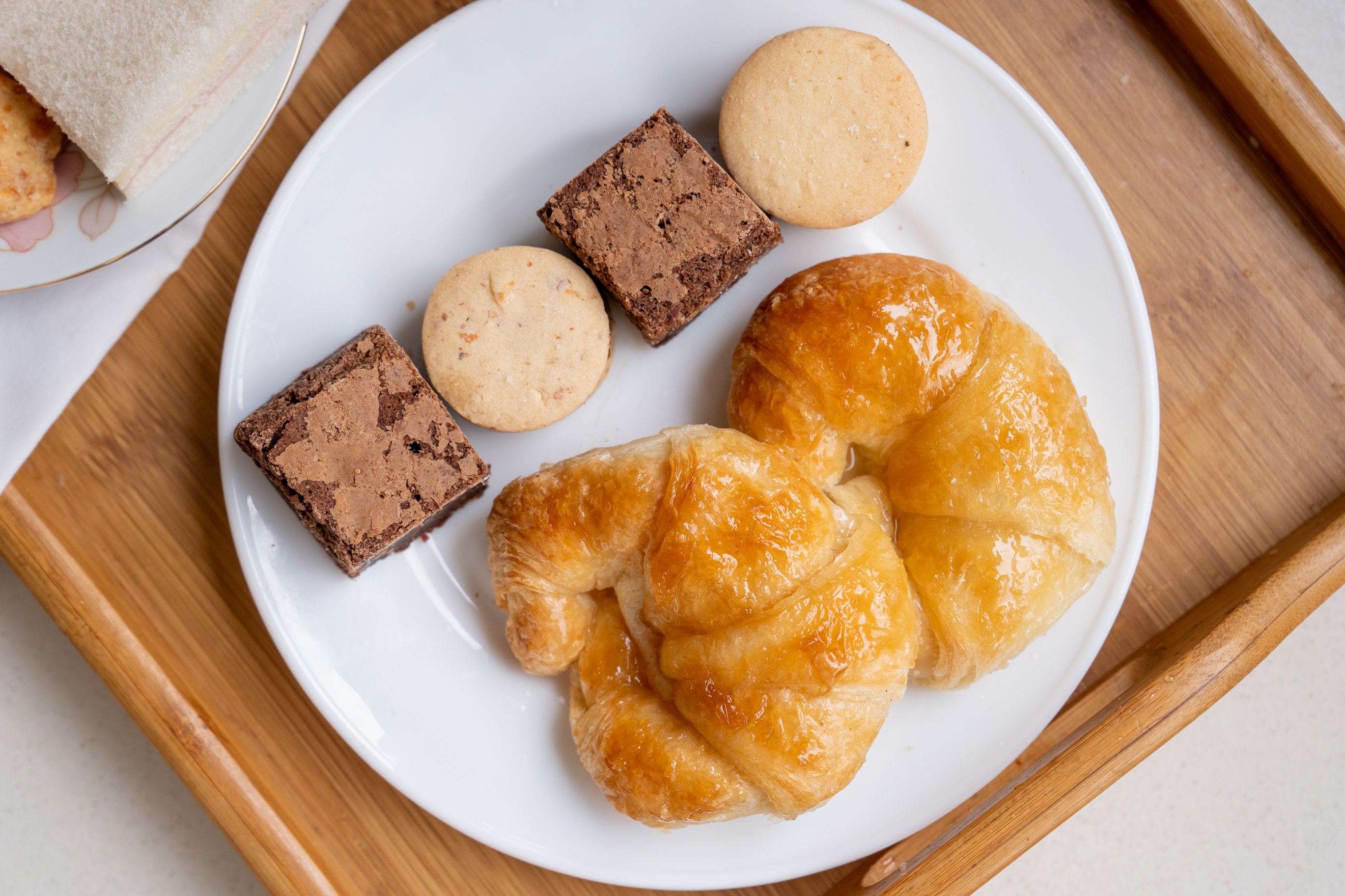 Medialunas, brownies y alfajorcitos de la box
